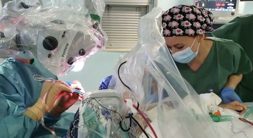 El Hospital de Jaén interviene un tumor con mapeo cerebral del lenguaje y paciente despierta.