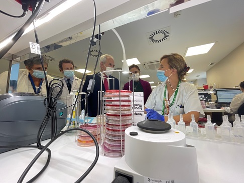 El SAS invierte 673.500 euros en los nuevos laboratorios del Hospital Universitario de Jaén.