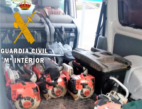 La Guardia Civil investiga a un vecino de Villanueva de la Reina como presunto autor de un delito de robo de maquinaria agrícola.