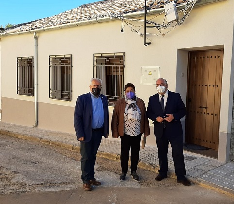 La Consejería de Fomento subvenciona la mejora de 77 viviendas en 32 municipios de la provincia.