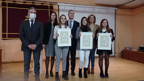 El delegado de Educación destaca el valor del esfuerzo en los premios “Rosa Rodríguez”.