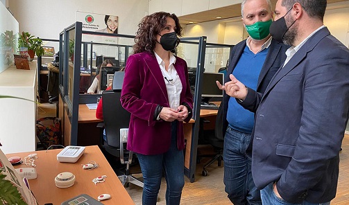 El Servicio Andaluz de Teleasistencia intensifica la atención a los mayores solos durante la Navidad.