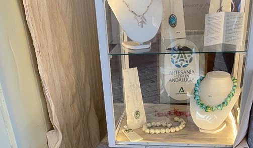 La Junta entrega a un millar de talleres artesanos los distintivos de la marca ‘Artesanía hecha en Andalucía’.