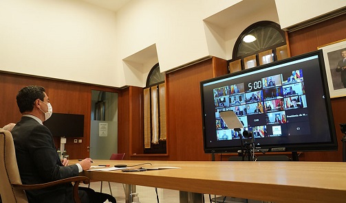 Moreno pide a Sánchez acelerar la tercera dosis en todos los grupos de edad y más vacunas pediátricas.