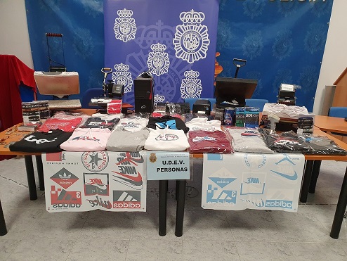 La Policía Nacional desarticula en Jaén una organización criminal que se dedicaba a la falsificación y venta a gran escala de ropa.