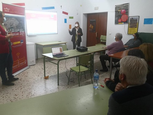 La EDUSI fomenta la formación en nuevas tecnologías entre los vecinos y vecinas de las pedanías de Andújar.