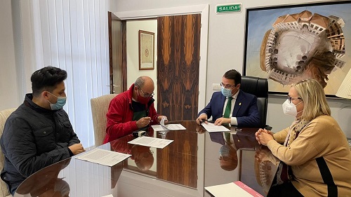 El Ayuntamiento de Andújar suscribe el acuerdo de colaboración con la Familia Vicenciana para apoyar su labor en el Centro de Acogida e Inserción de Transeúntes.