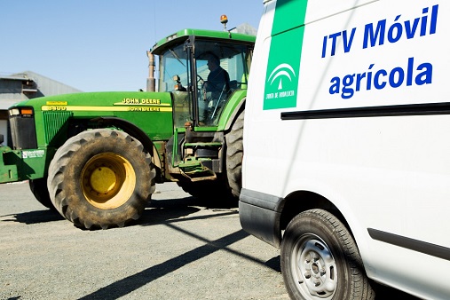 Las ITV móviles de Veiasa efectúan casi 8.000 inspecciones a vehículos agrícolas durante la campaña de la aceituna, un 17% más.