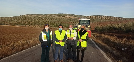 La Consejería de Fomento repara un hundimiento en la calzada y refuerza el firme en la A-305 en Porcuna.