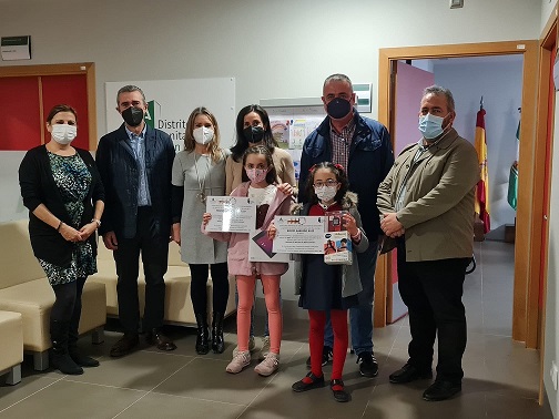 Los centros sanitarios entregan los premios a los ganadores del concurso de tarjetas navideñas.