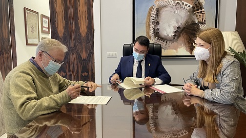 El artista, Miguel Fuentes del Olmo, dona al Ayuntamiento de Andújar un mural escultórico.