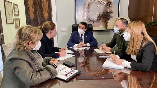 Reunión de trabajo de la delegada de Turismo y el alcalde de Andújar para abordar diversos proyectos de interés turístico y de mejora de la accesibilidad en el municipio.