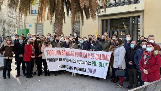 Alcaldes y alcaldesas de la provincia realizan una concentración frente a la delegación del Gobierno de la Junta de Andalucía en Jaén para denunciar el “empeoramiento” que está sufriendo la sanidad pública.