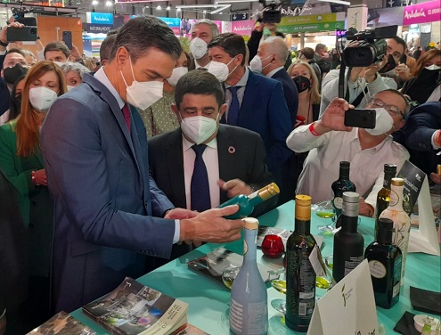 El presidente de la Diputación recibe al presidente del Gobierno en el estand de Jaén en Fitur 2022.