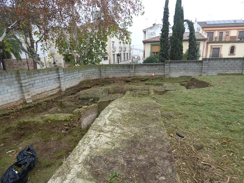 La Consejería de Cultura desbroza el solar del Altozano Deán Pérez de Vargas de Andújar donde proyecta una intervención arqueológica.