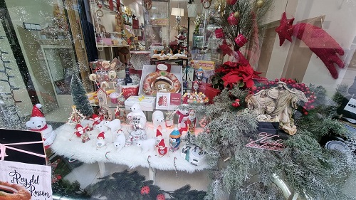 Ke Dulce Tentación, Papelería Blanco y Flor Regalo destacan por su originalidad y diseño en el XXVIII Concurso de Escaparates Navideños de Andújar.