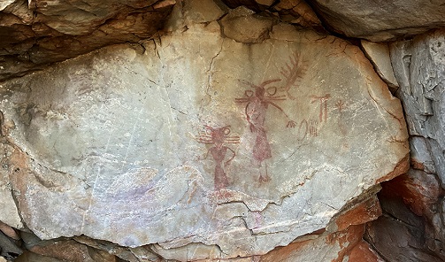 Cultura restaura las pinturas rupestres vandalizadas en el yacimiento de las Vacas del Retamoso en Jaén.
