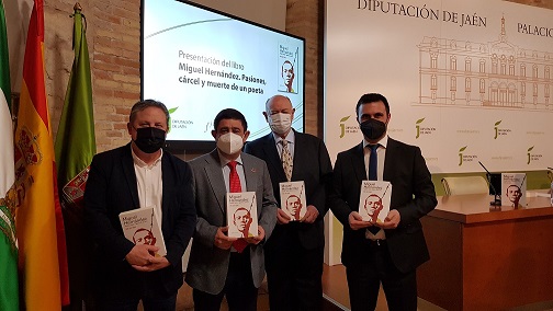 José Luis Ferris presenta una edición actualizada de la biografía de Miguel Hernández que escribió en 2002.
