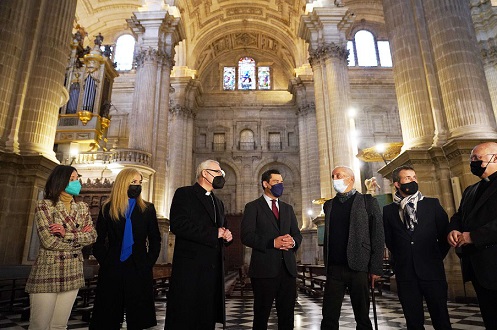 El presidente de la Junta de Andalucía, Juanma Moreno, visita las vidrieras de la Catedral de Jaén.