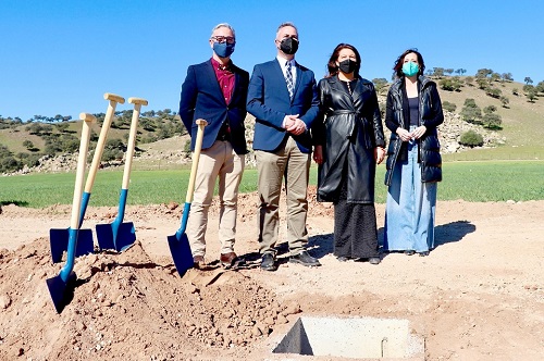 Carmen Crespo coloca la primera piedra de la EDAR de Guarromán, décimo proyecto en ejecución actualmente en la provincia de Jaén.