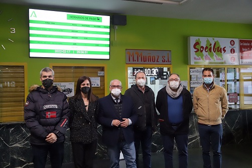 El Consorcio de Transportes instala una nueva pantalla informativa en la estación de Andújar.