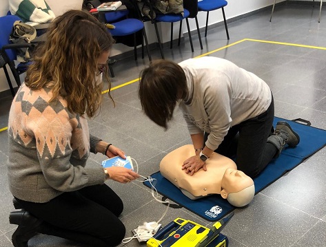 El 061 en Jaén forma a Podólogos en primeros auxilios y uso del desfibrilador.