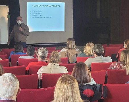 El Hospital Alto Guadalquivir enseña a docentes del Colegio Divino Pastor a manejar la diabetes.