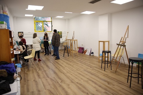 La rehabilitación de las instalaciones de la Estación de Autobuses de Andújar permite acercar la actividad cultural al barrio Puerta de Madrid.