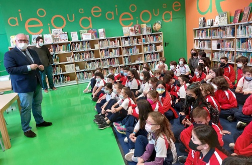 La Consejería de Cultura celebra el Día del Teatro con narraciones para escolares en la Biblioteca.