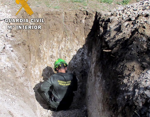 La Guardia Civil ha neutralizado un proyectil de artillería en Lopera.