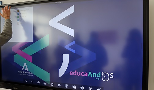 Educación instala cerca de mil nuevas pantallas digitales en centros docentes por más de 2 millones.