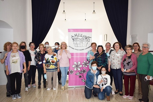 Vecinos de Lopera mejoran su estado físico y psicológico con un taller de risoterapia.