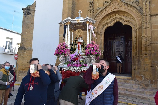 La imagen de la Virgen de la Cabeza procesionó por las principales calles de Lopera.