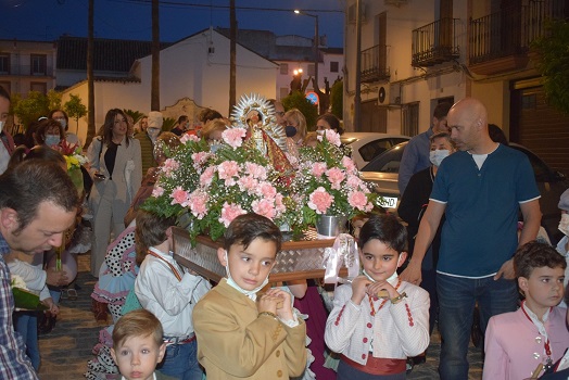 Los niños han sido los protagonistas en la Romería Infantil que ha recorrido las calles de Lopera.