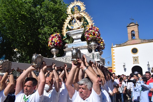 La imagen de la Virgen de Alharilla salió en procesión ante la emotiva mirada de miles de romeros.