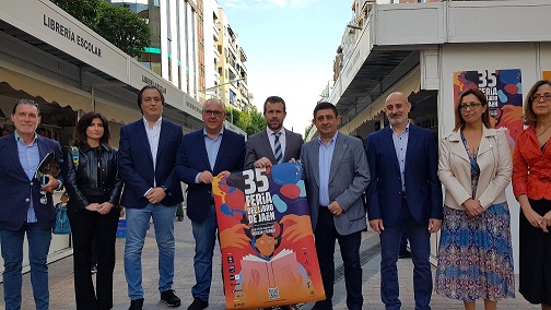 Francisco Reyes destaca el esfuerzo de libreros y autores para recuperar la Feria del Libro de Jaén tras 2 años de pandemia.