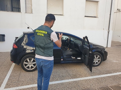 La Guardia Civil ha investigado a dos personas como presuntas autoras de varios Delitos de Robo con Fuerza en interior de vehículo.