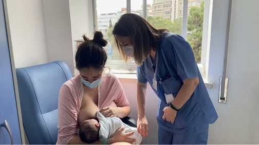 Matronas del Hospital Universitario de Jaén promocionan la lactancia materna.