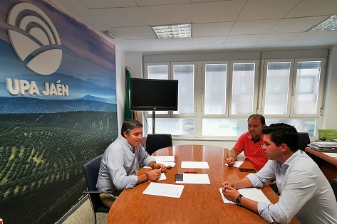 UPA Jaén defiende la dignificación de la agricultura y ganadería familiar en una reunión con Enrique Moreno, candidato de Ciudadanos.