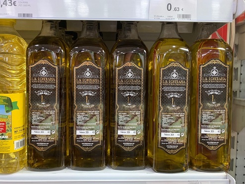 El precio del aceite de oliva se mantiene sin apenas cambios y bajan las salidas.