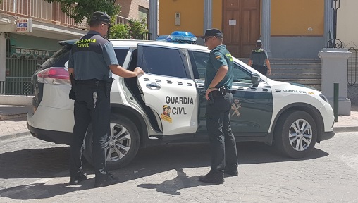 La Guardia Civil colabora en la extinción de un incendio en una vivienda.