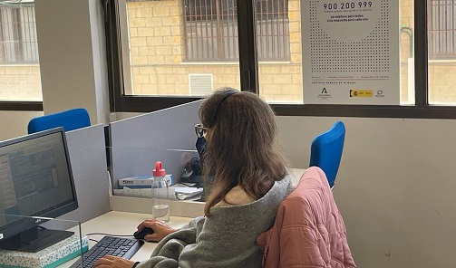 Casi 40.000 llamadas registradas en el teléfono andaluz de atención a las mujeres en 2021.