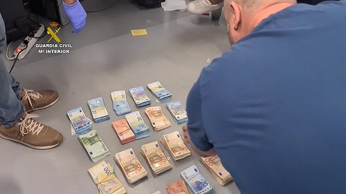 La Guardia Civil desmantela un grupo criminal que blanqueaba el dinero obtenido por el tráfico de cocaína comprando fincas de aguacates y obras de arte.