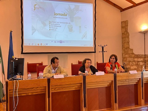 Alcaldes y concejales de la provincia conocen la nueva ley urbanística de Andalucía en una jornada de Diputación.