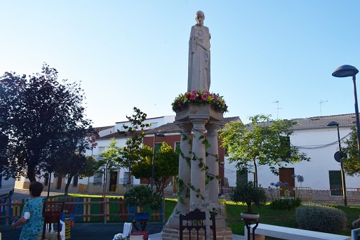 Lopera acoge una misa por el 50 aniversario del monumento al Sagrado Corazón de Jesús obra del escultor Antonio González Orea.