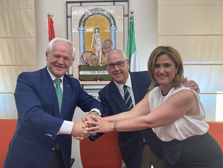 El delegado del Gobierno en funciones suscribe el convenio por el que los terrenos de la Ciudad Sanitaria se adscriben a la Consejería de Salud.