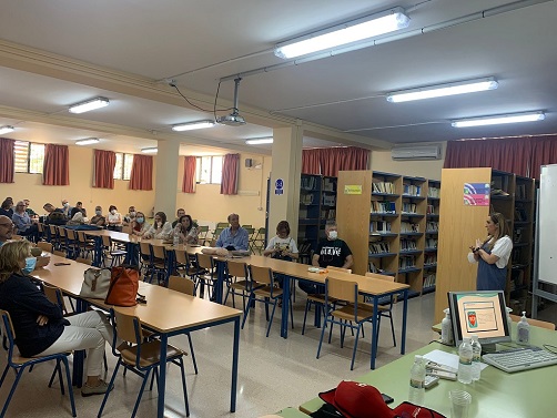 Profesionales del Hospital Alto Guadalquivir imparten un taller de resucitación cardiopulmonar a profesores del IES Nuestra Señora de Alharilla de Porcuna.