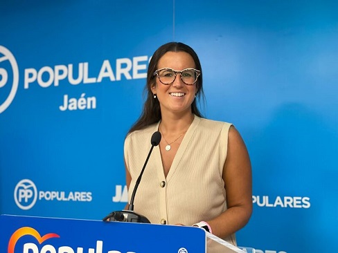 Ana González agradece a Juanma Moreno que “jamás se olvide de los jóvenes jienenses”.