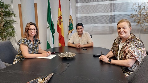 África Colomo mantiene un encuentro de trabajo con el alcalde de Marmolejo.