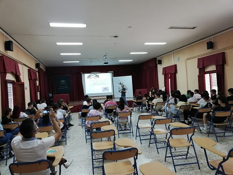 Profesionales del Área Sanitaria Norte forman a alumnos de Marmolejo en relaciones igualitarias.